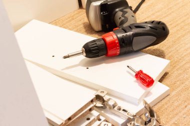 Elektrikli tornavida ve tornavida mobilya montajı için hazır. Kapatın. Yüksek kalite fotoğraf