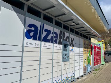Çek Cumhuriyeti, Krupka 6 Nisan 2025. Alışveriş merkezinin önünde duran müşteriler için AlzaBox paket lojistiği. Alza perakende şirketinin e-posta kutusu. Yüksek kalite fotoğraf