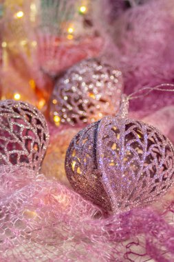 Güzel pembe bir arka planda duran yumuşak pembe topların Noel süsleri. Kış tatili konsepti. Yüksek kalite fotoğraf