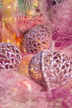 Güzel pembe bir arka planda duran yumuşak pembe topların Noel süsleri. Kış tatili konsepti. Yüksek kalite fotoğraf