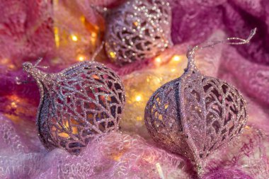 Güzel pembe bir arka planda duran yumuşak pembe topların Noel süsleri. Kış tatili konsepti. Yüksek kalite fotoğraf