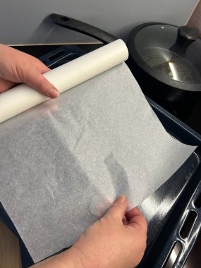 Turta pişirmeye hazırlanırken elleriniz bir rulo kağıt tutsun. Mutfakta bir tava ve tencere görülebiliyor. Yemek pişirme etkinliğini vurguluyorlar..