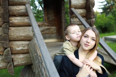 Baharda parkta mutlu bir aile.