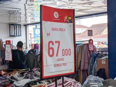 Ria Busana 'da bir erkek sargısının başlangıç fiyatını gösteren bir fiyat etiketi..