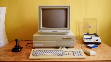 BERLIN - 23 Şubat 2022: Vintage Commodore Amiga 2000 PC with Monitor 1084S, Commodore Joystick and Mouse. 80 'lerde ve 90' larda popüler bir oyun bilgisayarıydı..