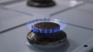 Mutfak ocağında ocağı yakmak, mavi bir alev yakmak, pişirmeden önce gazı kısmak..