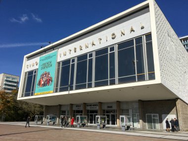 BERLİN, GERMANY - 24 Ekim 2021: Kino International, eski Doğu Berlin 'de Karl-Marx-Allee' de ünlü bir Sinema Tiyatrosu, Alexander Platz yakınlarında 1961-1963 yılları arasında inşa edildi. Güneşli sonbahar günü.