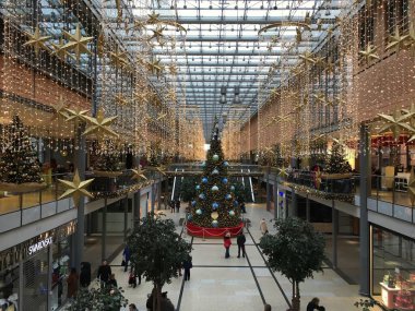 Berlin, Almanya - 2 Aralık 2018: Potsdamer Platz Arkaden Alışveriş Merkezi Büyük Noel Ağacı, Çelenk ve Işıkları ile Noel Dekorasyonu.