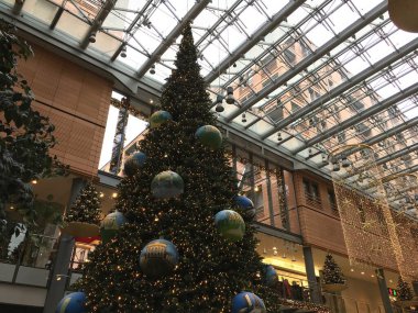 Berlin, Almanya - 2 Aralık 2018: Potsdamer Platz Arkaden Alışveriş Merkezi 'nde Noel Ağacı.