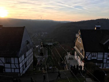 Solingen, Almanya - 26 Aralık 2018: Solingen 'deki Burg Kalesi' nde Başkanlık (Seilbahn), Almanya 'da güzel bir manzarayla