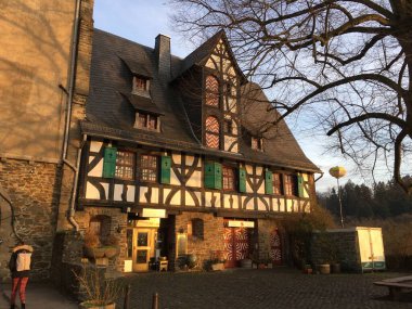 Burg Kalesi (Schloss Burg), Almanya 'nın Kuzey Ren-Vestfalya eyaletinde yer alan bir şato..