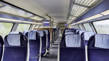 Doğu Frizya, Almanya - 23 Mayıs 2023: Emden ve Norddeich 'e giden iki kişilik boş Intercity 2 tren vagonu. Üst güvertede güzel panoramik manzara var..