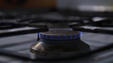 Mutfak ocağında mavi alev, ocakta daha büyük bir alev yaratıyor..