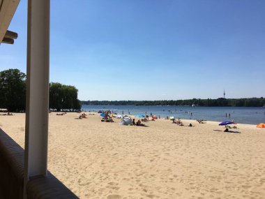 Berlin, Almanya - 29 Mayıs 2018: Wannsee Plajı 'nda sıcak havanın tadını çıkaran insanlar (Strandbad Wannsee)