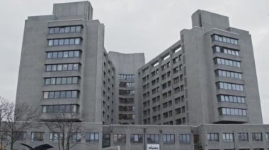 BERLİN, ALMANY - 14 ARALIK 2020: Büyük Hastane Binası Vivantes Klinikum am Urban. Eğiliyor. Ambulans binanın önünde bekliyor..