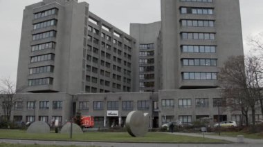 BERLİN, GERMANY - 14 ARALIK 2020: Ambulans Büyük Hastane Binası 'ndan geçiyor Vivantes Klinikum am Urban. Eğiliyor. Geniş Görüntü.