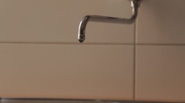 Damlayan Mutfak Musluğu / Musluğu, Kamera bir doli / İzleme Görüntüsüne yaklaşıyor