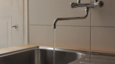 Çalışan Mutfak Musluğu / Musluğu, Kamera dolly / Tracking Shot 'a yaklaşıyor