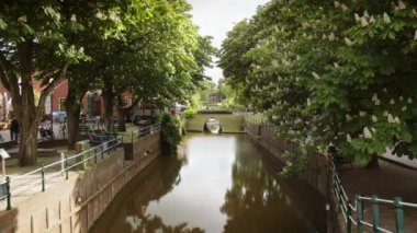 Idyllic Greetsiel Limanı, küçük bir balıkçı kasabası ve Kuzey Frizya 'nın turistik merkezi.