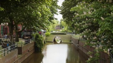 Idyllic Greetsiel Limanı, Kuzey Frizya 'da küçük, pitoresk bir balıkçı kasabası ve turistik eğlence merkezi.