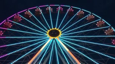 BERLIN - 3 Haziran 2017: Alman Eğlence Fuarı 'nda karanlık gece gökyüzüne karşı aydınlanan dönme dolap 