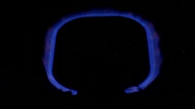 Eski moda bir Gaz Fırını cadısını tutuşturmak, bir kibrit, siyah üzerinde mavi alevlerden bir halka oluşturur.