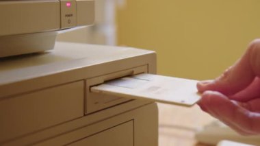 Elle yerleştirme ve disketi vintage bilgisayara fırlatma. Sürücü çalışmaya başlıyor, LED ışıkları yanıyor. 80 'ler ve 90' larda popüler oyun bilgisayarı. Sesle..