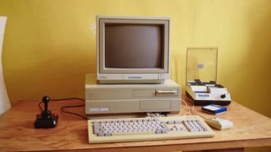 BERLIN - 23 Şubat 2022: Vintage Commodore Amiga 2000 PC with Monitor 1084S, Commodore Joystick and Mouse. 80 'lerde ve 90' larda popüler bir oyun bilgisayarıydı. Kamera yavaşça Dolly 'i izliyor