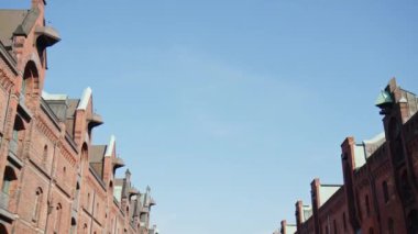 Speicherstadt 'ta kanalı olan tarihi depolar, Hamburg' daki Depo Şehri. Dünyanın en büyük depo bölgesi. Binalar kereste yığınları üzerine kurulmuş..
