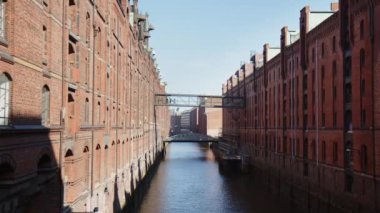 Speicherstadt 'ta kanalı olan tarihi depolar, Hamburg' daki Depo Şehri. Dünyanın en büyük depo bölgesi. Binalar kereste yığınları üzerine kurulmuş..