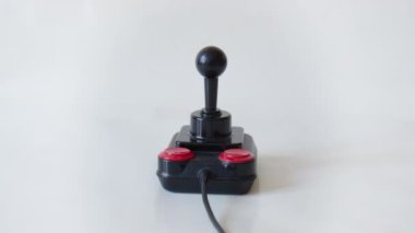 Klasik Retro Joystick yarışması 80 'lerden kalma beyazlar üzerine. Commodore Amiga ve C64 Oyun Bilgisayarları arasında çok popülerdi. Kamera onu izliyor.