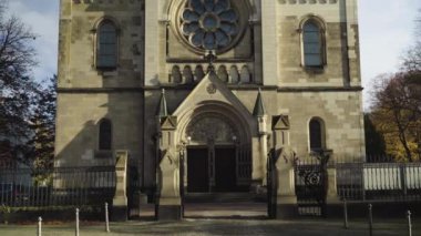 Johannes-Basilika 'nın sokak ve girişinden veya Neukoelln, Berlin' deki Aziz John Bazilikası 'ndan kuleye doğru eğil. Almanya Askeri Düzenlemesi 'nin Katolik katedralindeki koltuğu.