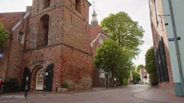 Selamlar, Almanya - 24 Mayıs 2023: Greetsiel Kilisesi, Kuzey Frizya 'da küçük pitoresk bir balıkçı kasabası ve turistik bir eğlence merkezi.