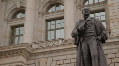 BERLIN - 17 Eylül 2017: Abgeordneten Haus önünde Fuerst von Hardenberg Heykeli (Parlamento Binası) - Kamera hareket ediyor - 4K