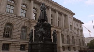 BERLIN - 17 EPTEMBER 2017: Bakan Baron (Freiherr) vom Stein 'ın Abgeordneten Haus (Parlamento Binası) önündeki heykeli