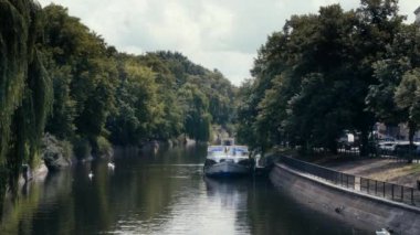 Kreuzberg 'de Idyllic Landwehrkanal (Kanal) ve yaz mevsiminde Kuğular