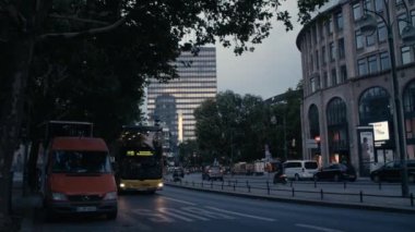 Berlin, Almanya - 13 Temmuz 2018: Doubledecker Otobüs Charlottenburg 'da Kurfuerstendamm boyunca sürüyor, Akşam, 4K