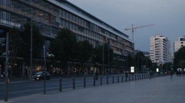 Berlin, Almanya - 13 Temmuz 2018: Akşam saatlerinde Budapester Caddesi 'nde arabaların ışıkları 4K' da yandı