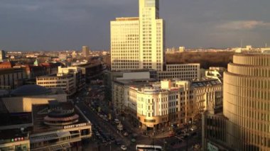 Berlin, Almanya - 22 Şubat 2014: Yukarıdan Ünlü Alışveriş Caddesi Kudamm / Kurfrstendamm 