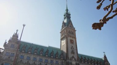 HAMBURG, GERMANY - 27 Mart 2022: güneşli ve mavi gökyüzü ile güzel bir bahar günü tarihi Hamburg Belediye Binası 'nın kulesinden aşağı eğil. Rathausmarkt Meydanı önde..