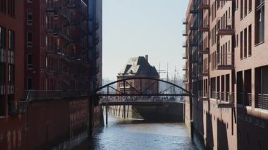 HAMBURG, Almanya - 27 Mart 2022: Tarihi Speicherstadt ve Niederbaumbruecke Köprüsü ve Liman Polis Karakolu No. İki. Turistler ve arabalar köprüden geçiyor. Güneşli hava.