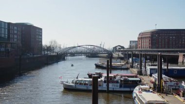 Hamburg 'daki BINNENHAFEN, Inland Port veya River Port' un Geniş Çekimi. Küçük bir motorlu tekne kameraya doğru ilerliyor. Hochbahn, Metro ve Slomanhaus arka planda. Güneşli Gün.