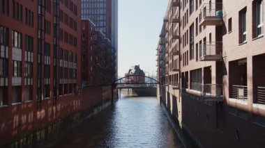 HAMBURG, Almanya - 27 Mart 2022: Tarihi Speicherstadt ve Niederbaumbruecke Köprüsü ve Liman Polis Karakolu No. İki. Turistler ve arabalar köprüden geçiyor. Güneşli hava.