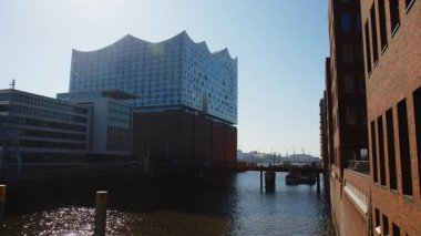 HAMBURG, GERMANY - 27 Mart 2022: Elbphilharmonie, Elbe Filarmoni Salonu, güneşli bir günde HafenCity 'de bir konser salonu. Elbe Nehri 'nin Grasbrook yarımadasında..