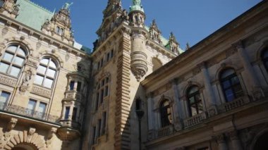 HAMBURG, ALMANY - 27 Mart 2022: güneşli bir bahar gününde mavi gökyüzüne karşı tarihi Hamburg Belediye Binası 'nın avlusu. Hijyen çeşmesiyle süslenmiş. 1886 'dan 1897' ye kadar yapılmış.