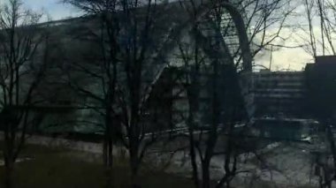 HAMBURG, GERMANY - 5 Nisan 2020: Çelik ve camdan yapılmış modern bir ofis ve konferans binası olan Hamburg 'daki Berliner Bogen Konferans Merkezi tarafından sürülüyor.