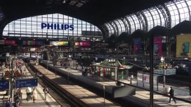 Hamburg, Almanya - 11 Mayıs 2019: Hamburg Merkez İstasyonu İçişleri 'nin Geniş Turna Çekimi Gün Işığı' nda trenlerini bekleyen yolcularla