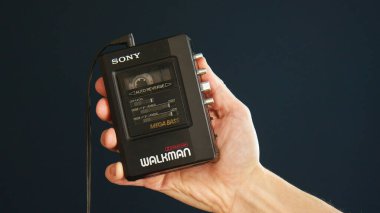 Berlin, Almanya - Nisan 2025: Klasik Walkman el ele tutuşması. Sony Walkman WM-B47, 80 'li ve 90' lı yıllarda popüler bir taşınabilir kasetçaydı..