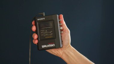 Berlin, Almanya - Nisan 2025: Klasik Walkman el ele tutuşması. Sony Walkman WM-B47, 80 'lerde ve 90' larda popüler bir taşınabilir kasetçaydı..