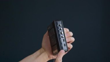 Berlin, Almanya - Nisan 2025: Klasik bir Walkman 'e bir ses kaseti yerleştirmek ve oynat tuşuna basmak. Sony Walkman WM-B47, 80 'lerde ve 90' larda popüler bir taşınabilir kasetçaydı..